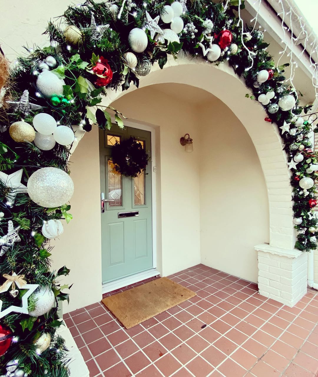 25 Christmas Garland Decor Ideas That Turn Simple Greens Into Designer Statements 25 Christmas Garland Decor Ideas That Turn Simple Greens Into Designer Statements