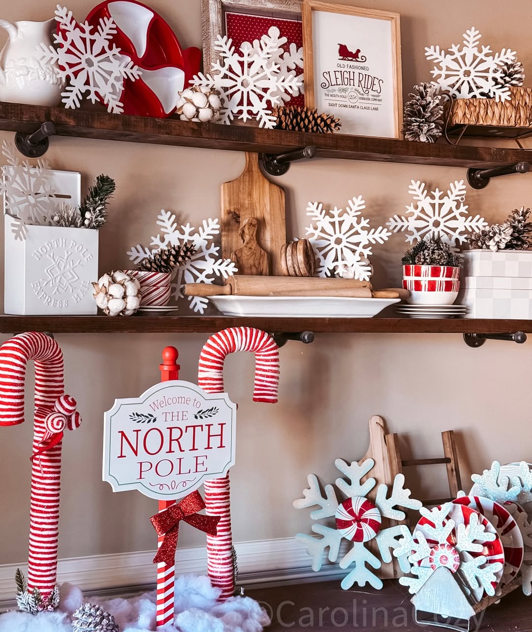 30 Christmas Shelf Decor Ideas That’ll Make Guests Notice the Little Details