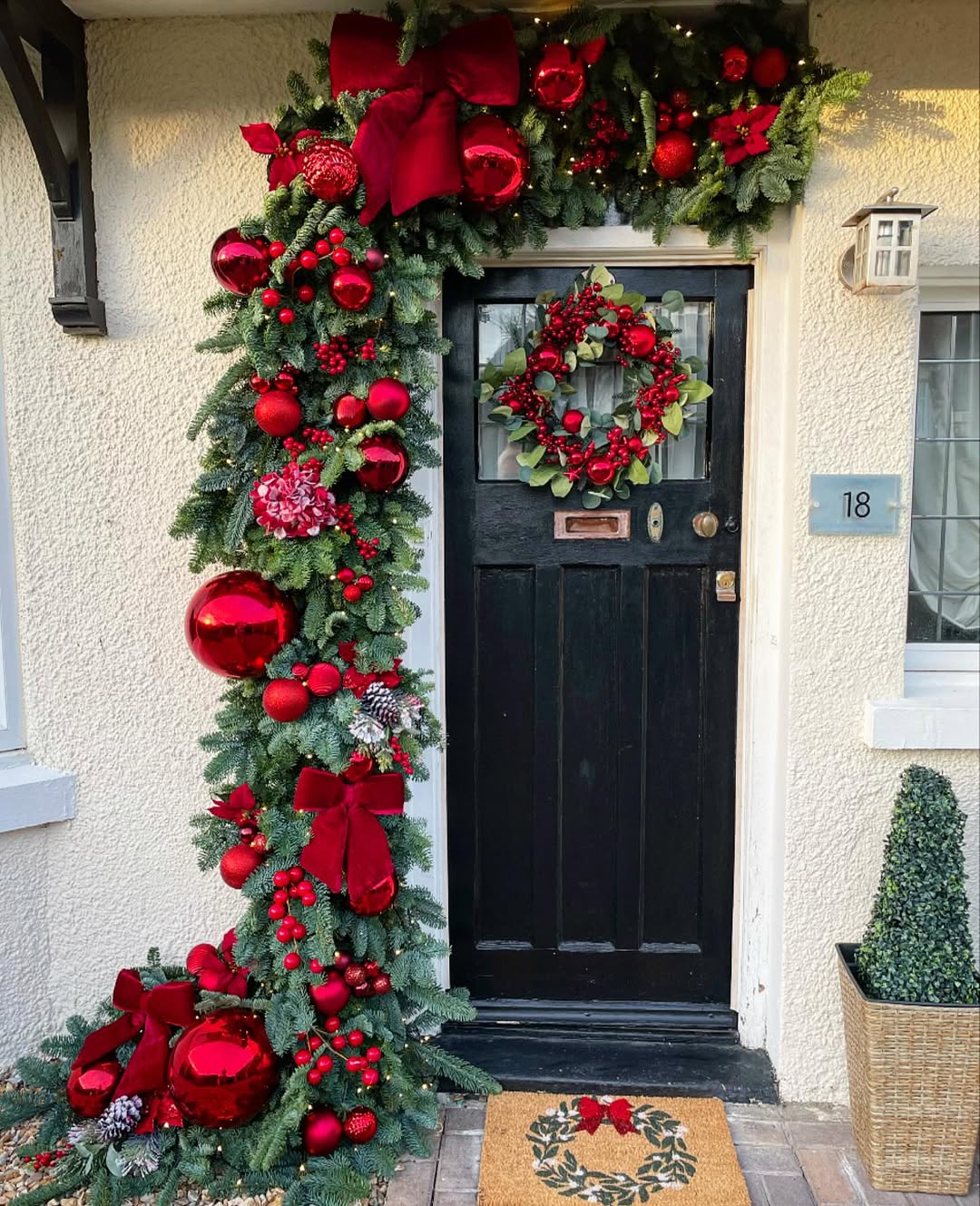 28 Christmas Door Decoration Ideas That’ll Make Your Front Porch the Star of the Street