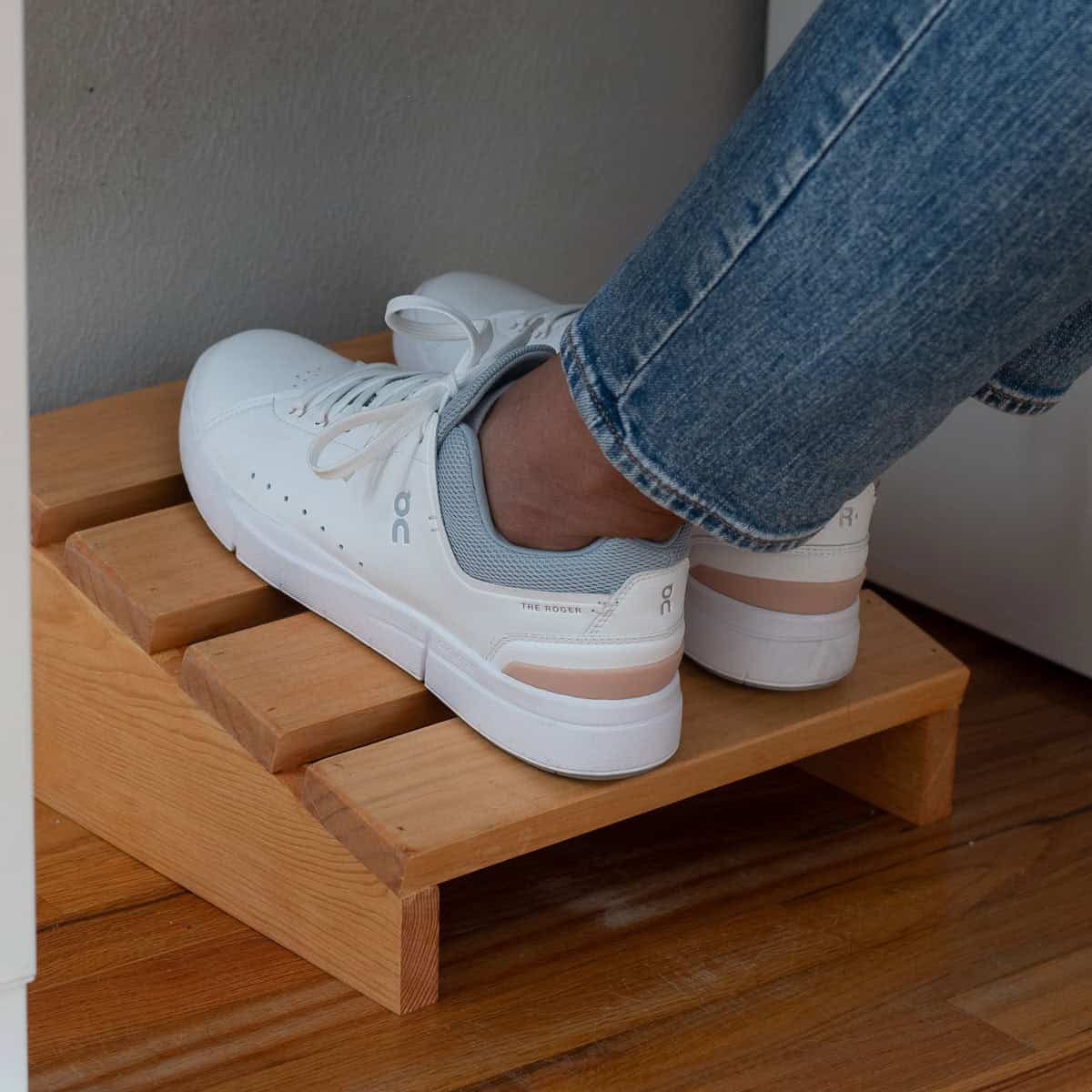 How to Build a Wooden DIY Foot Rest How to Build a Wooden DIY Foot Rest