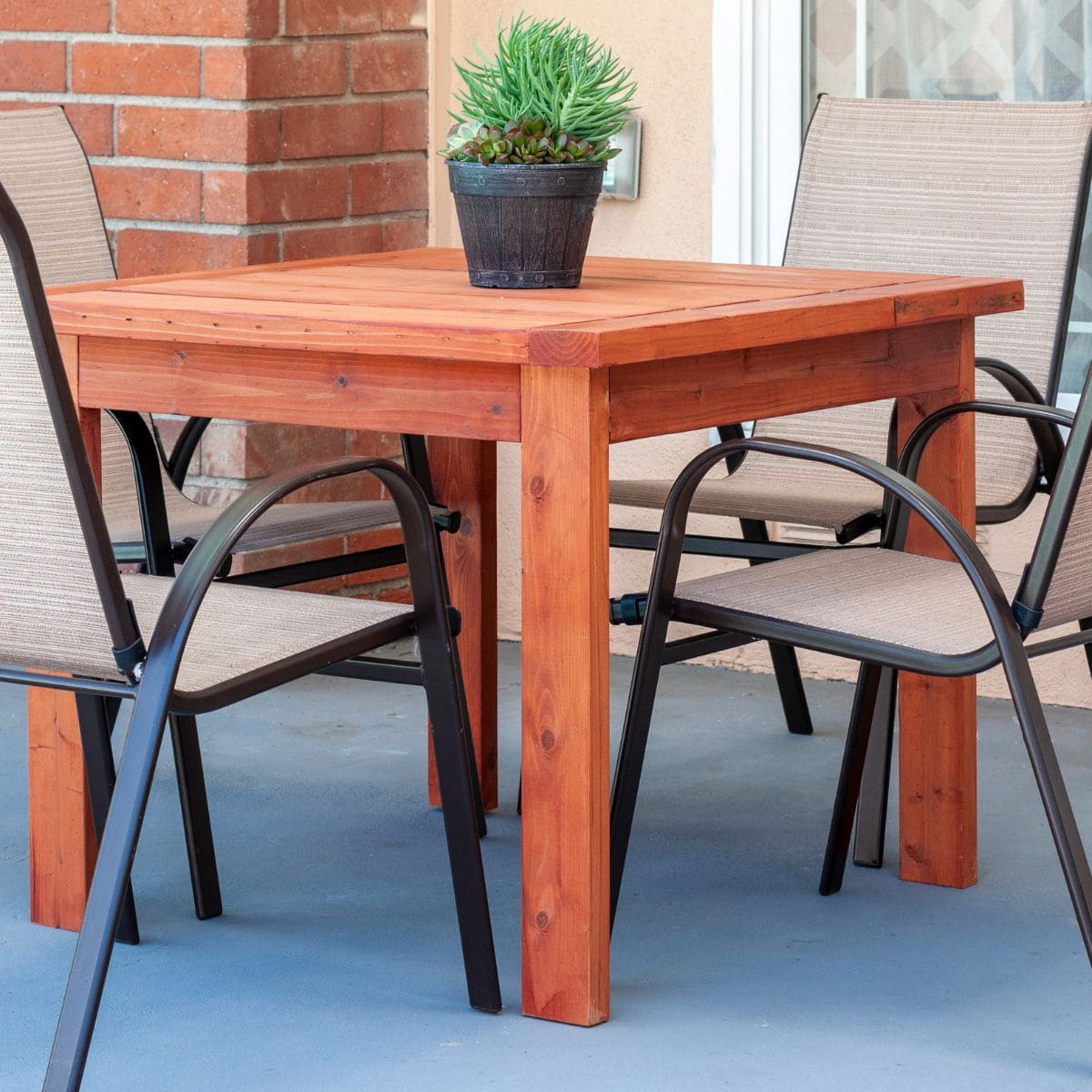 How to Build an Easy DIY Outdoor Dining Table
