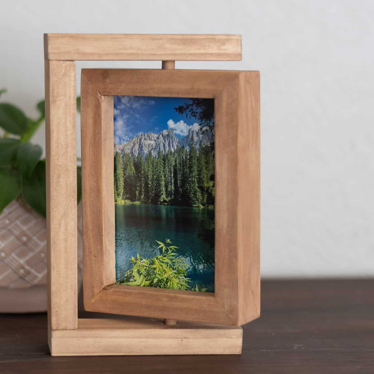 How to Make a DIY Rotating Picture Frame How to Make a DIY Rotating Picture Frame