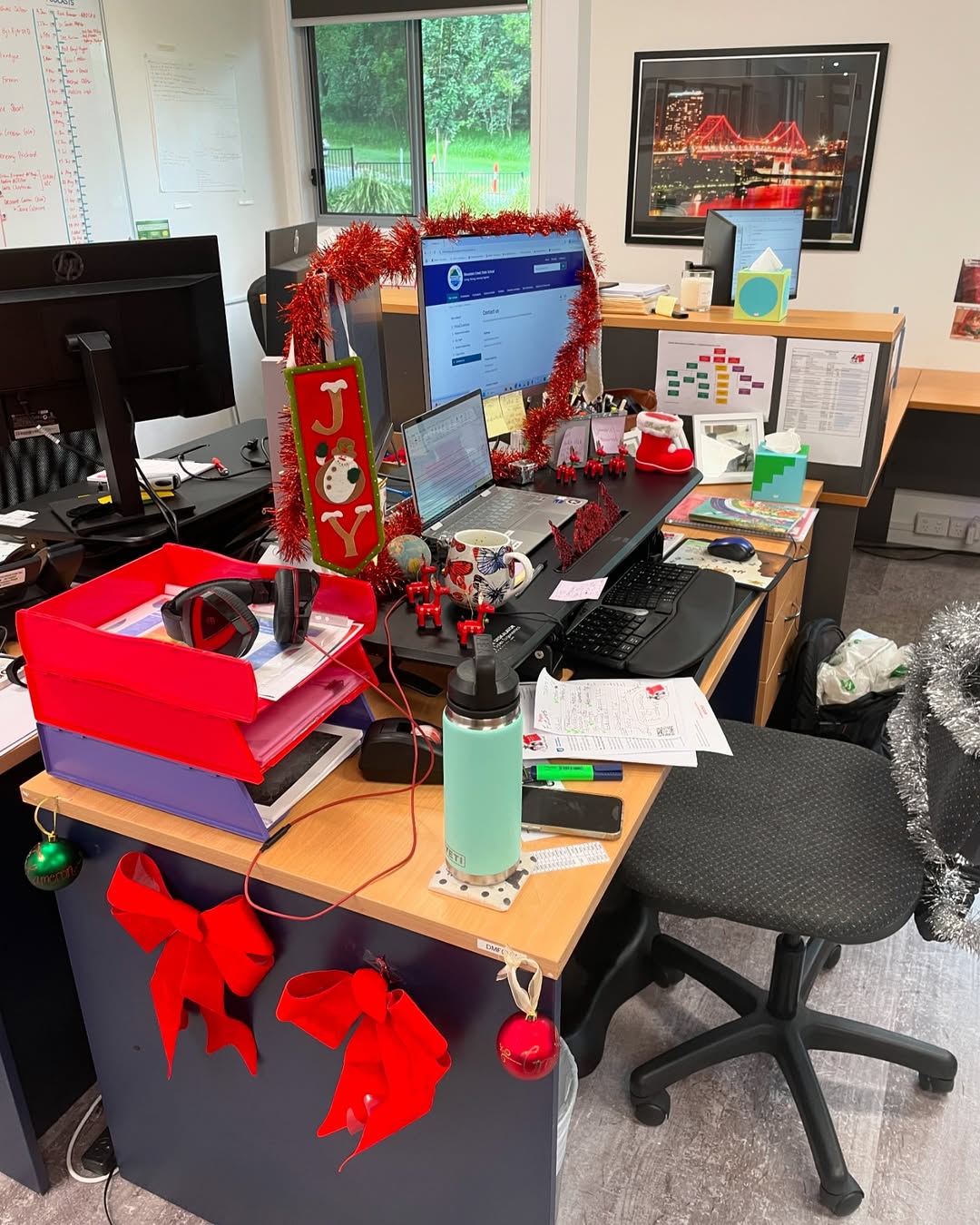 24 Christmas Office Decor Ideas for Home That Bring Serious Holiday Vibes to Your Desk