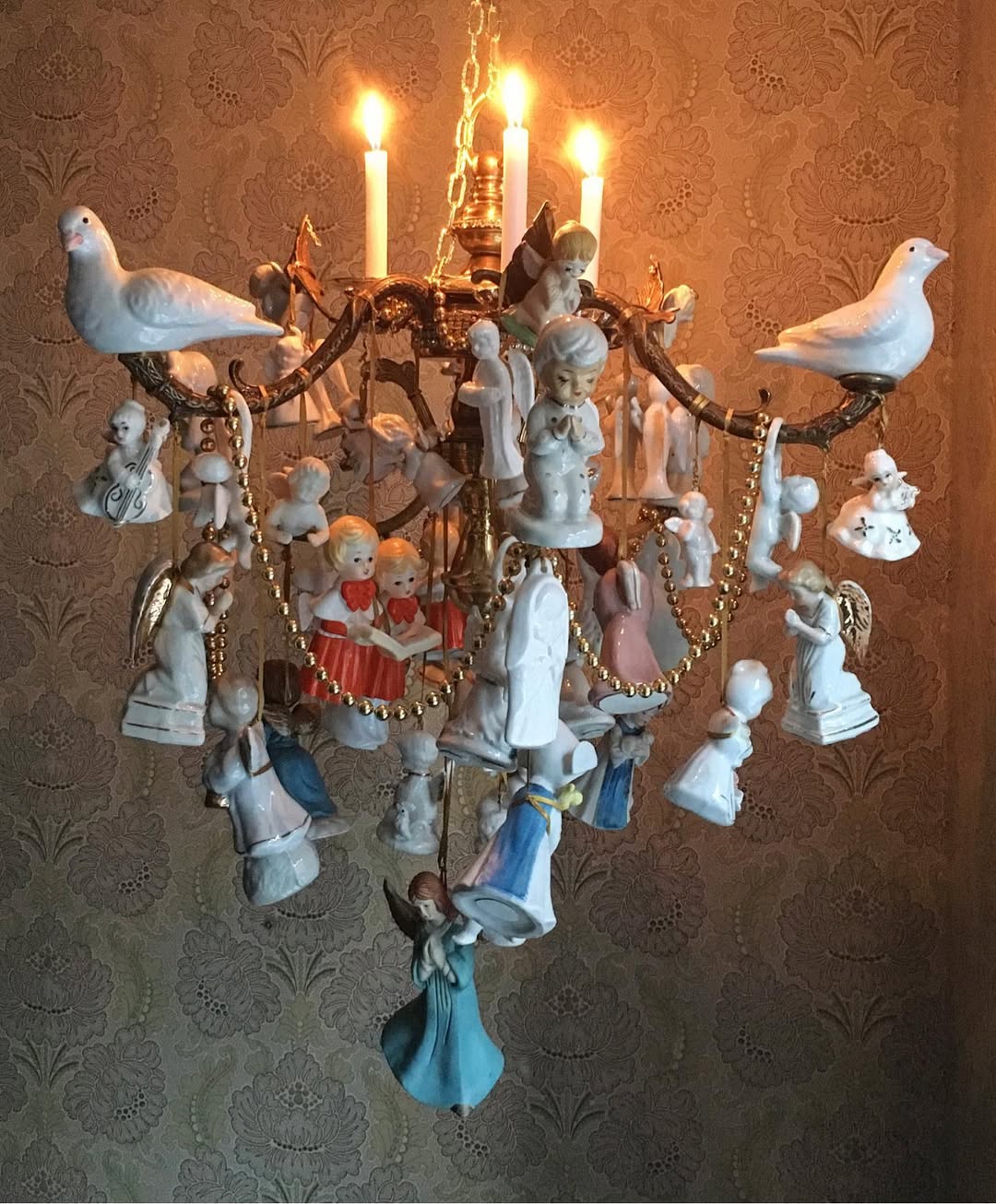 28 Christmas Chandelier Decor Ideas That’ll Make Guests Stop and Stare