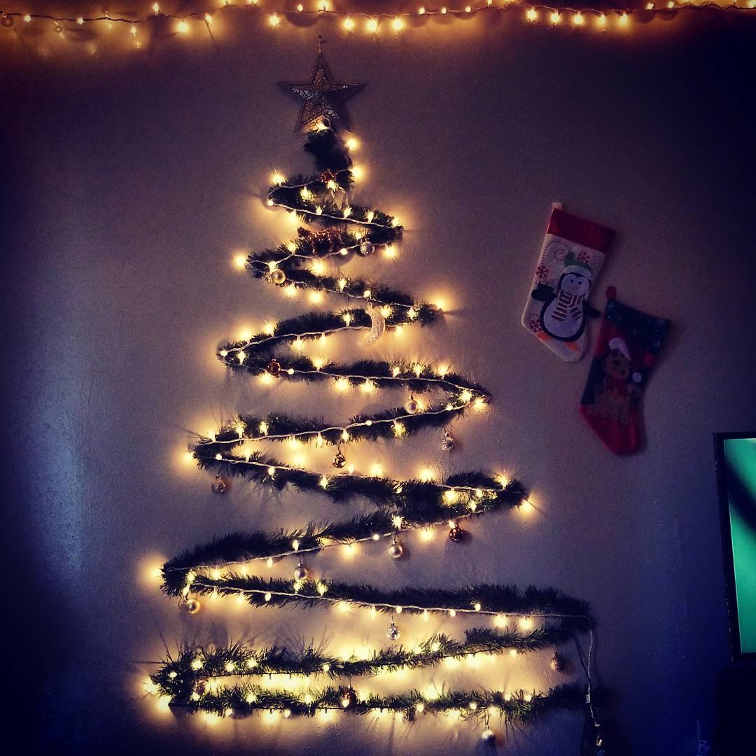 26 Christmas Wall Decor Ideas That Instantly Make Your Home Feel Festive and Finished