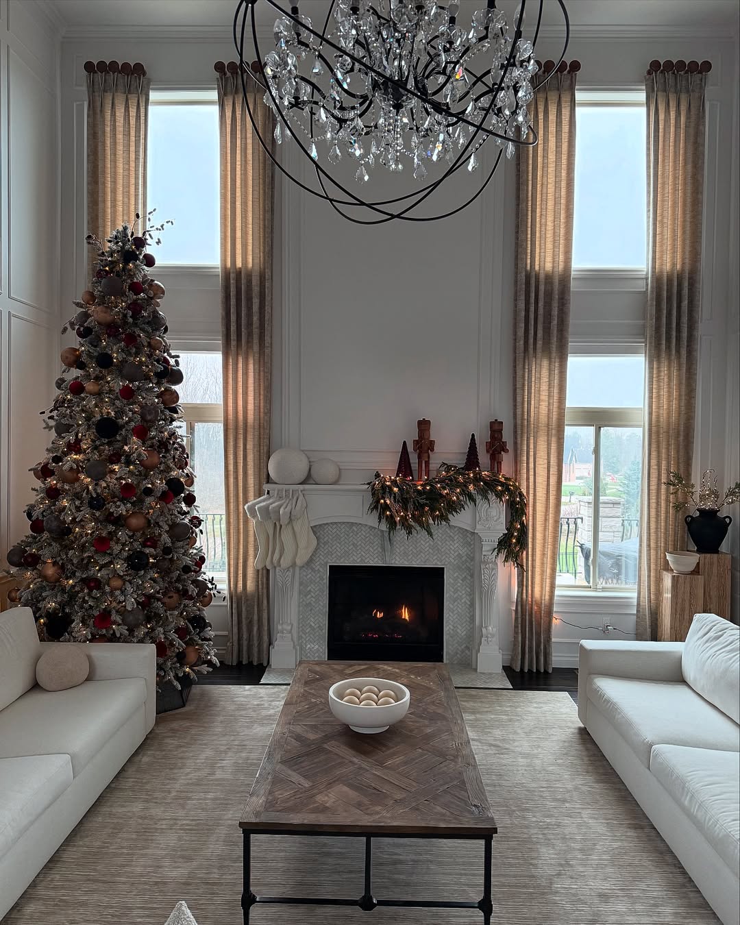 30 Modern Christmas Decor Ideas That Prove Less Can Be Seriously Stunning