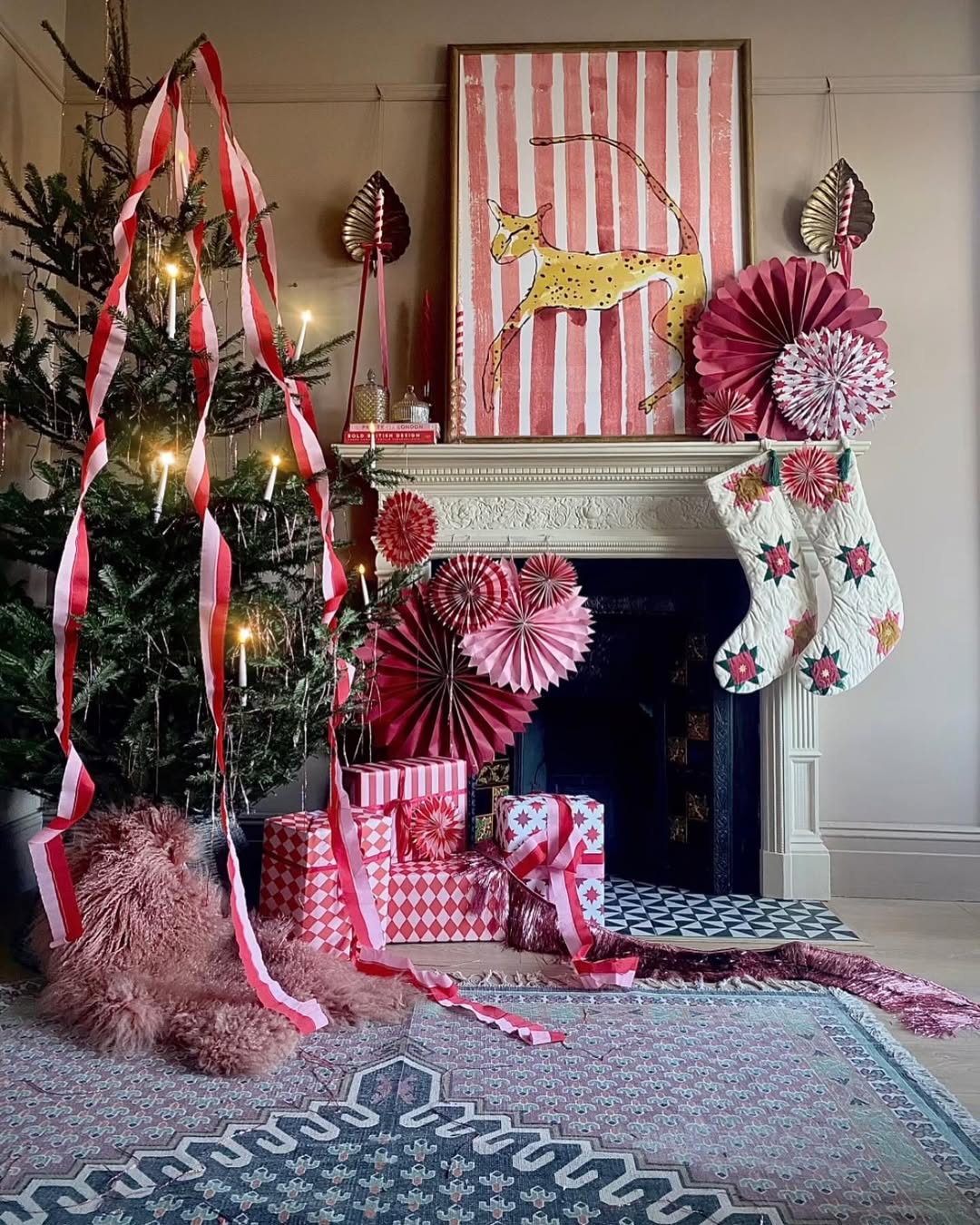 27 Red and White Christmas Decor Ideas That Make Classic Look Completely Fresh 27 Red and White Christmas Decor Ideas That Make Classic Look Completely Fresh