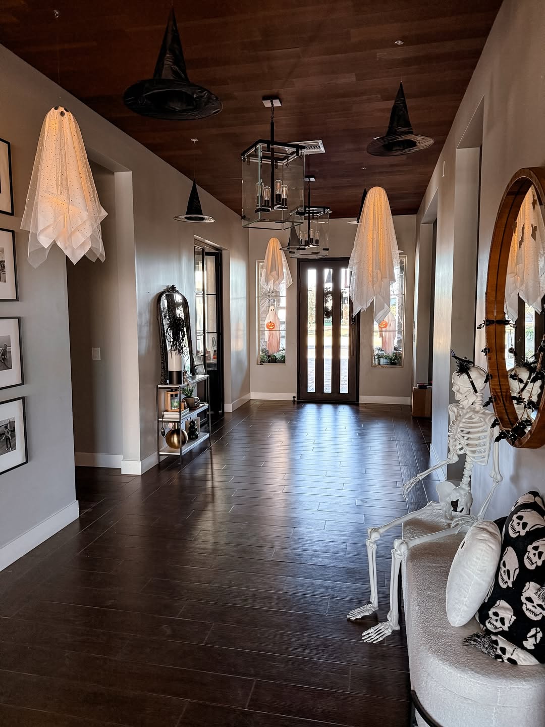 26 Halloween Hallway Decor Ideas You’ll Regret Not Copying the Second You See #4