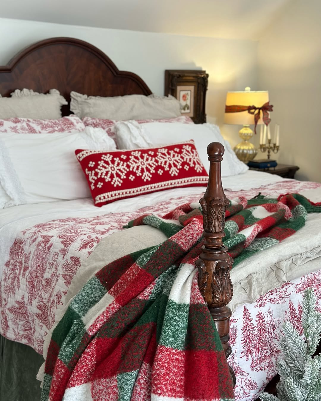 26 Christmas Bedroom Decor Ideas That Make Waking Up Feel Like Christmas Morning 26 Christmas Bedroom Decor Ideas That Make Waking Up Feel Like Christmas Morning
