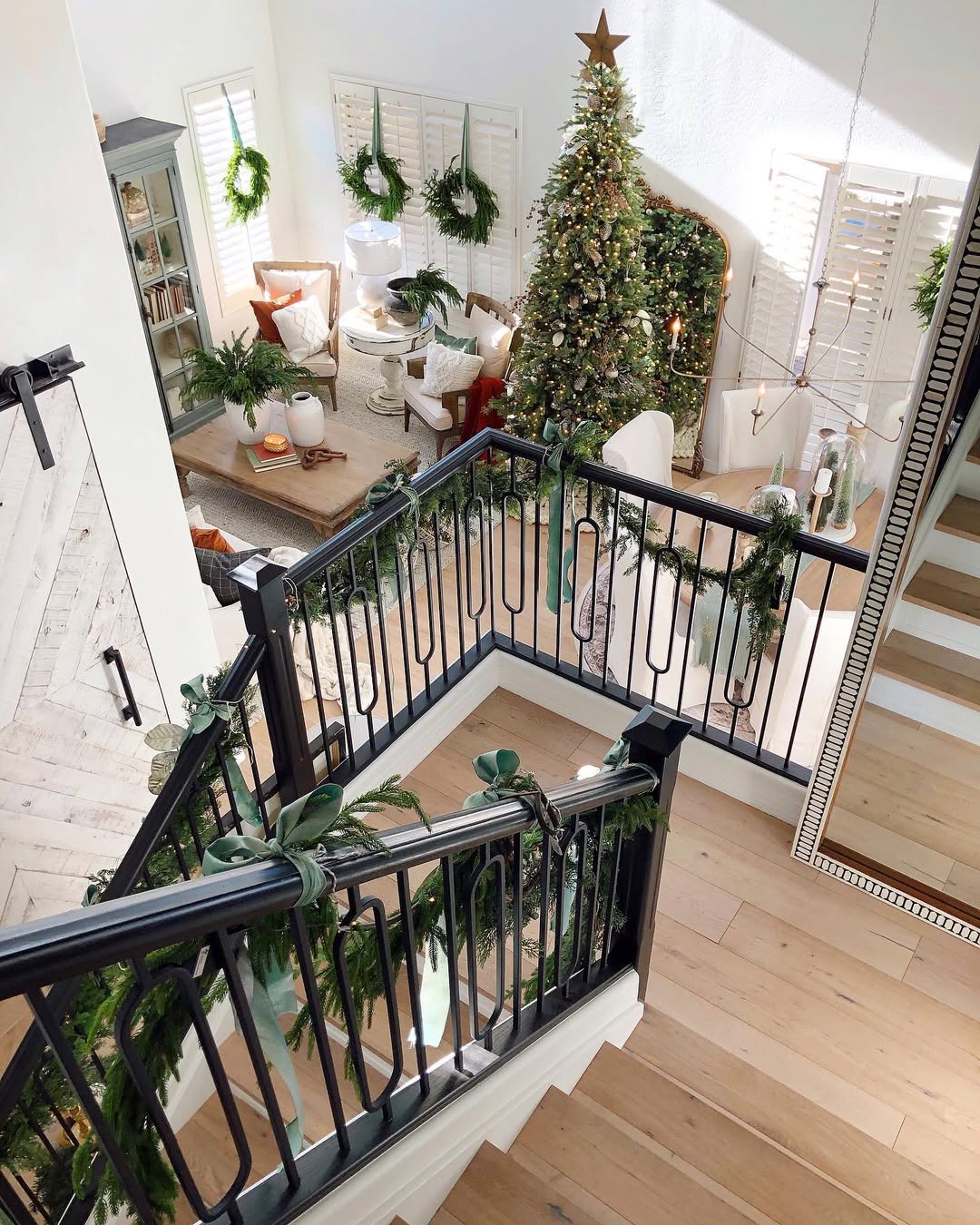 21 Thanksgiving Staircase Decor Ideas That’ll Make Guests Stop Mid-Conversation