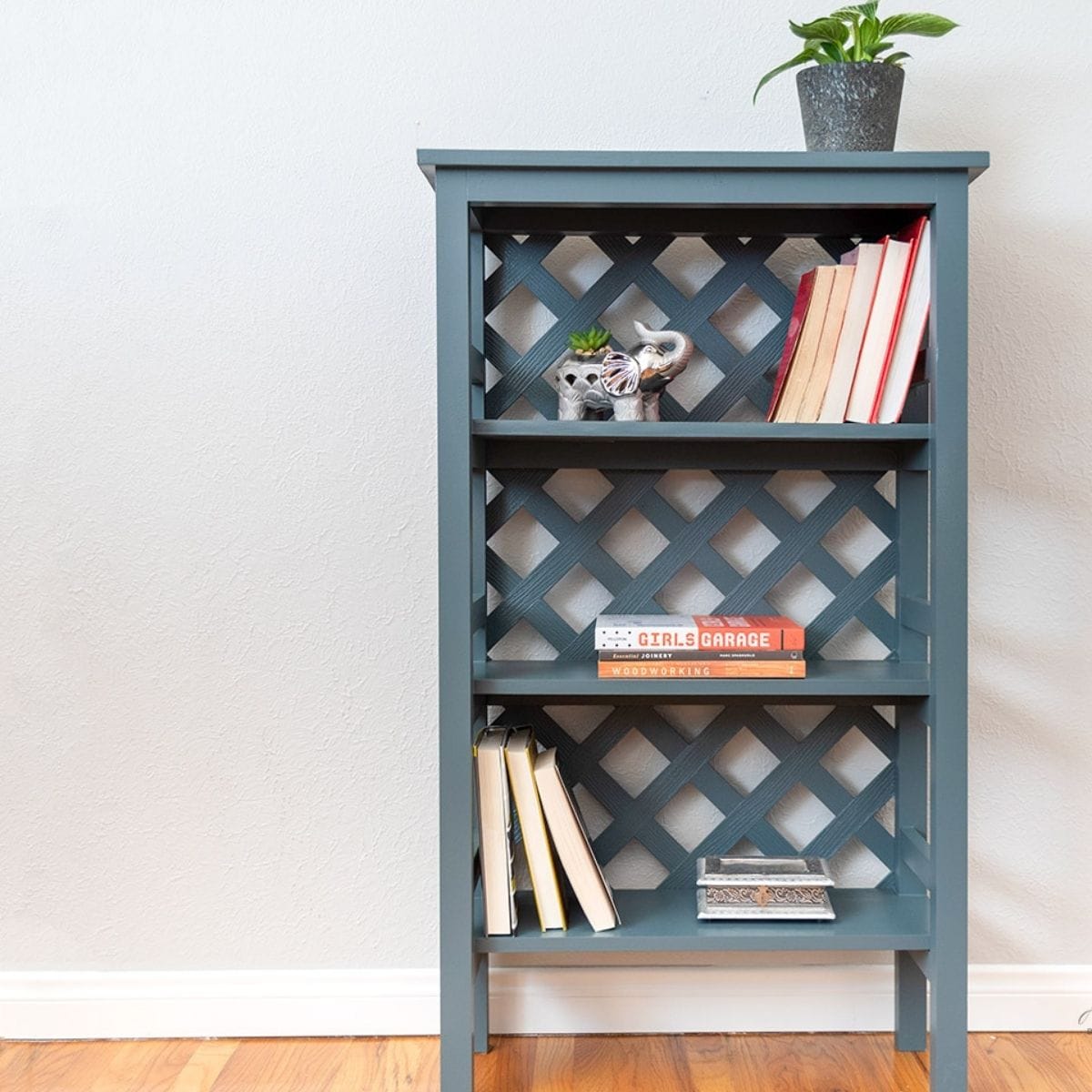 DIY Bookshelf With Trellis Back DIY Bookshelf With Trellis Back