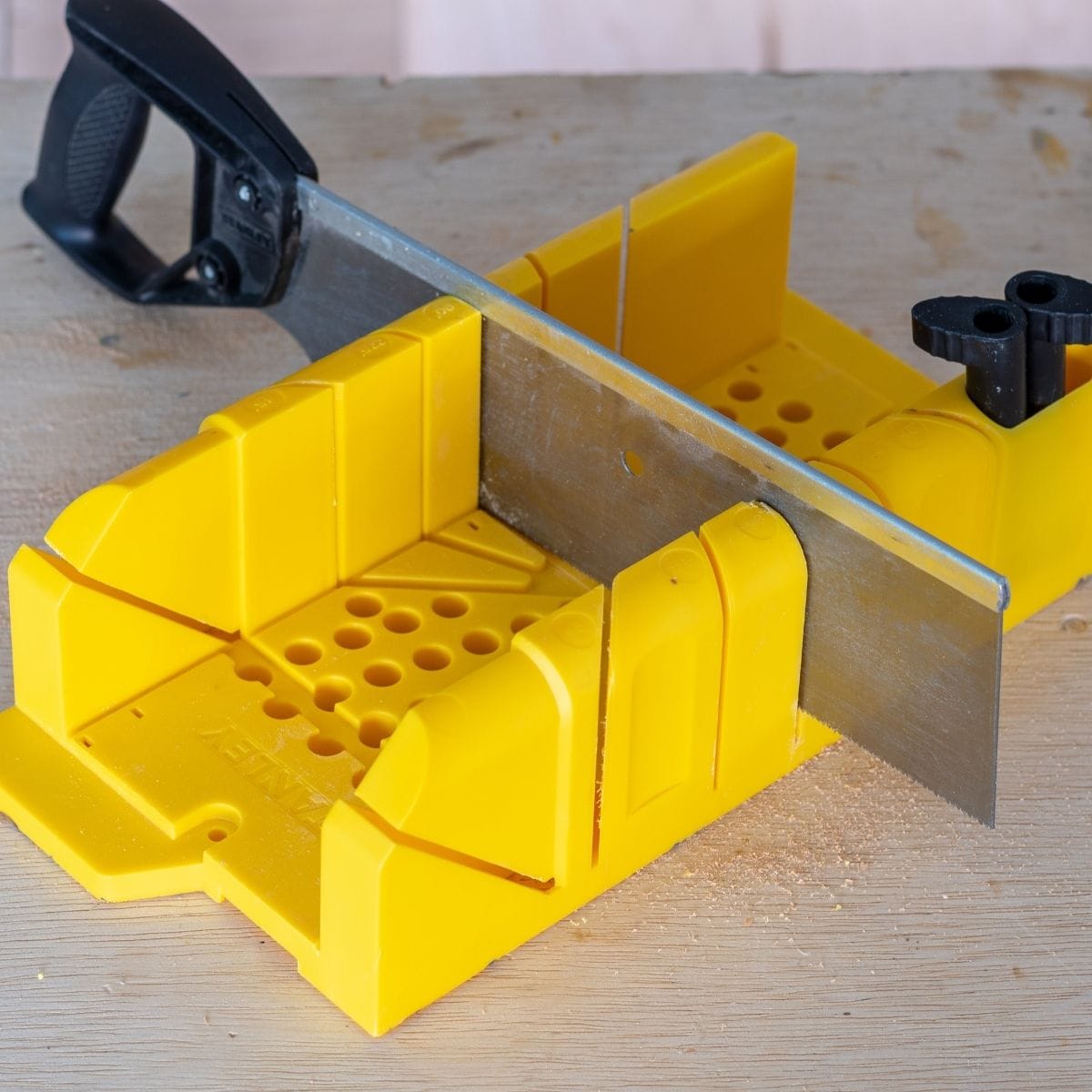 How to Use a Miter Box (Cut Wood Without a Power Saw) How to Use a Miter Box (Cut Wood Without a Power Saw)