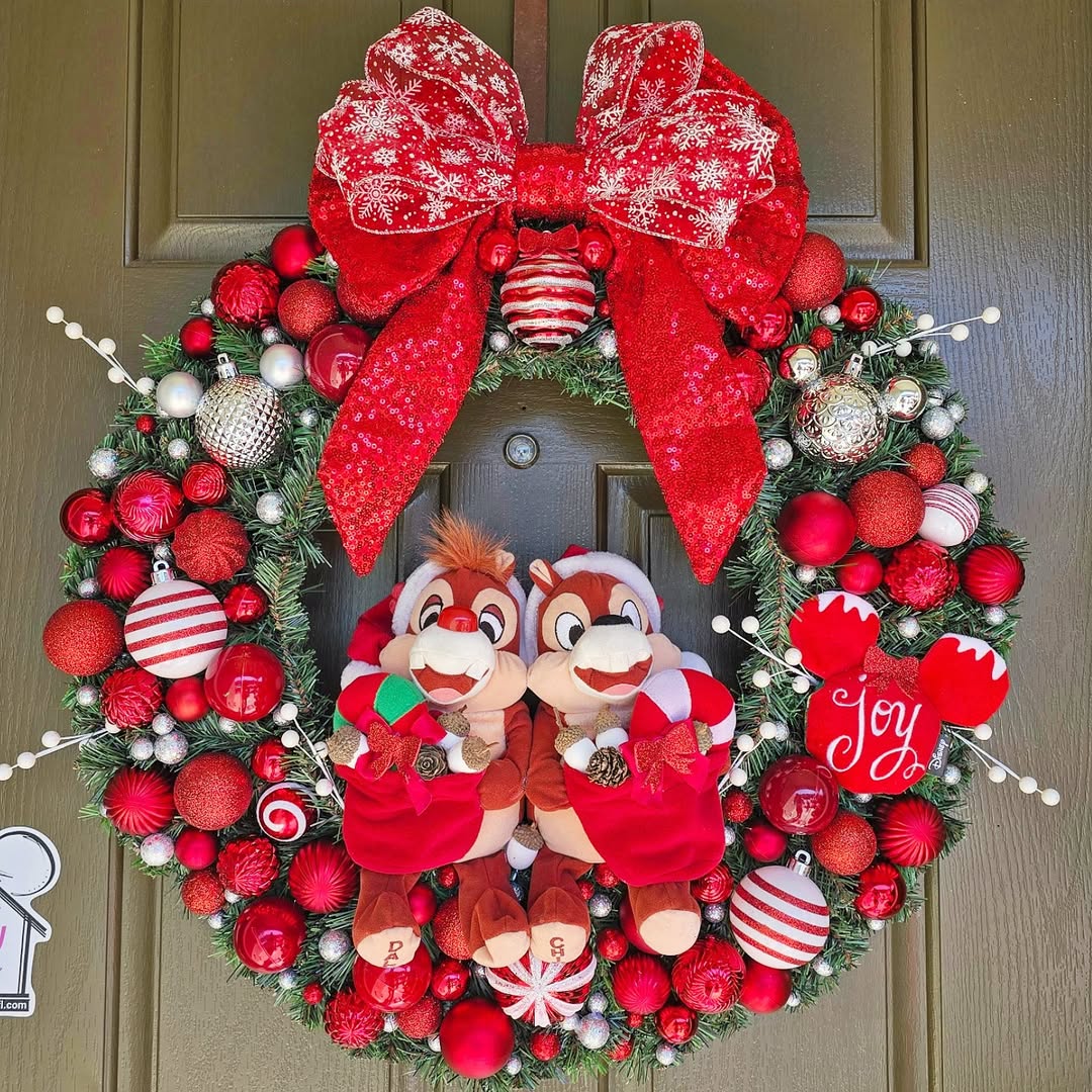 27 Christmas Wreath Ideas That’ll Make You Want to Redecorate Your Whole Porch