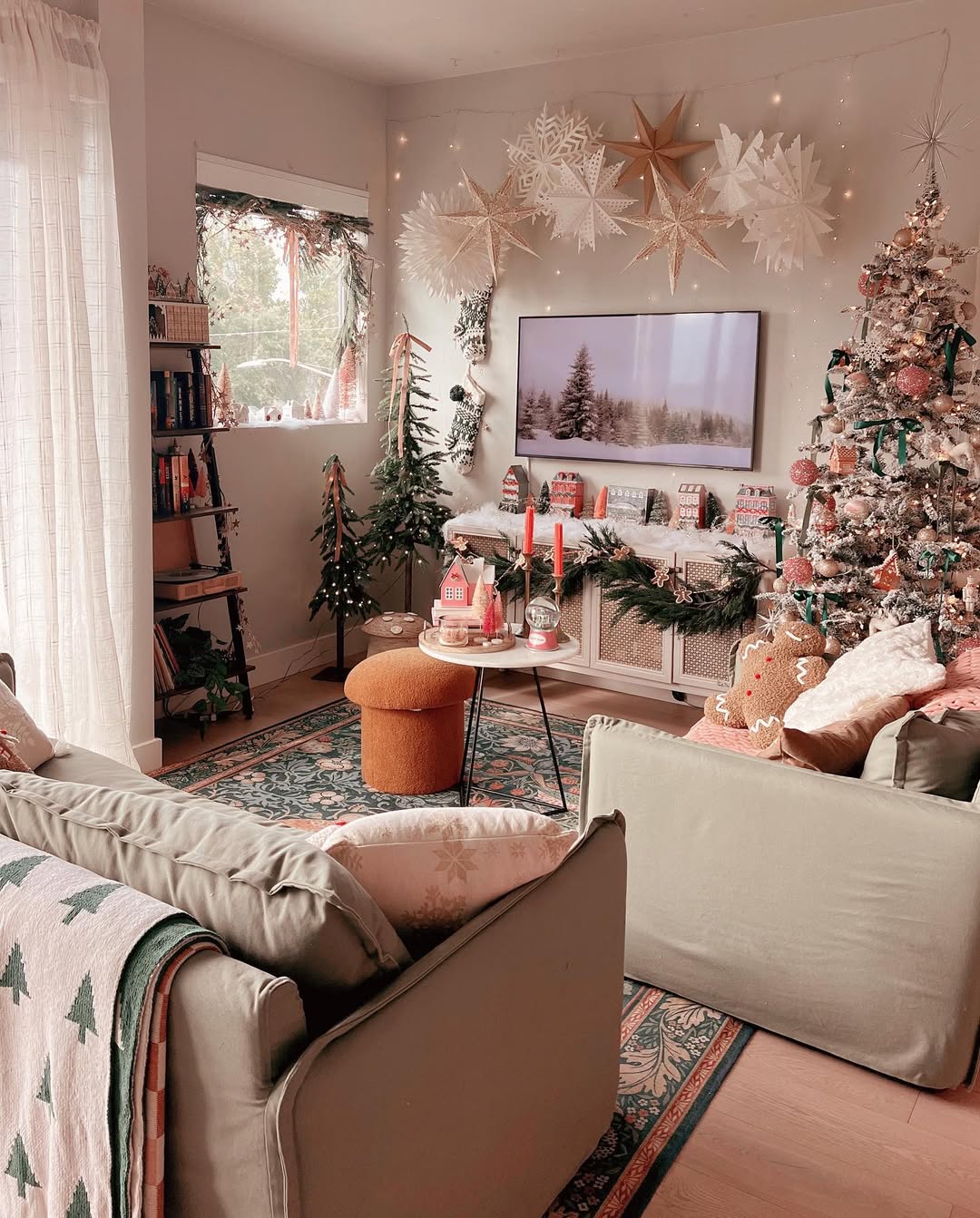 28 Cozy Christmas Decor Ideas That’ll Have Guests Saying “It’s So Warm In Here!”