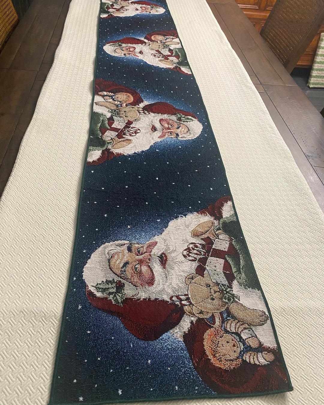 30 Christmas Table Runner Ideas That’ll Steal the Show Before Dinner Is Served