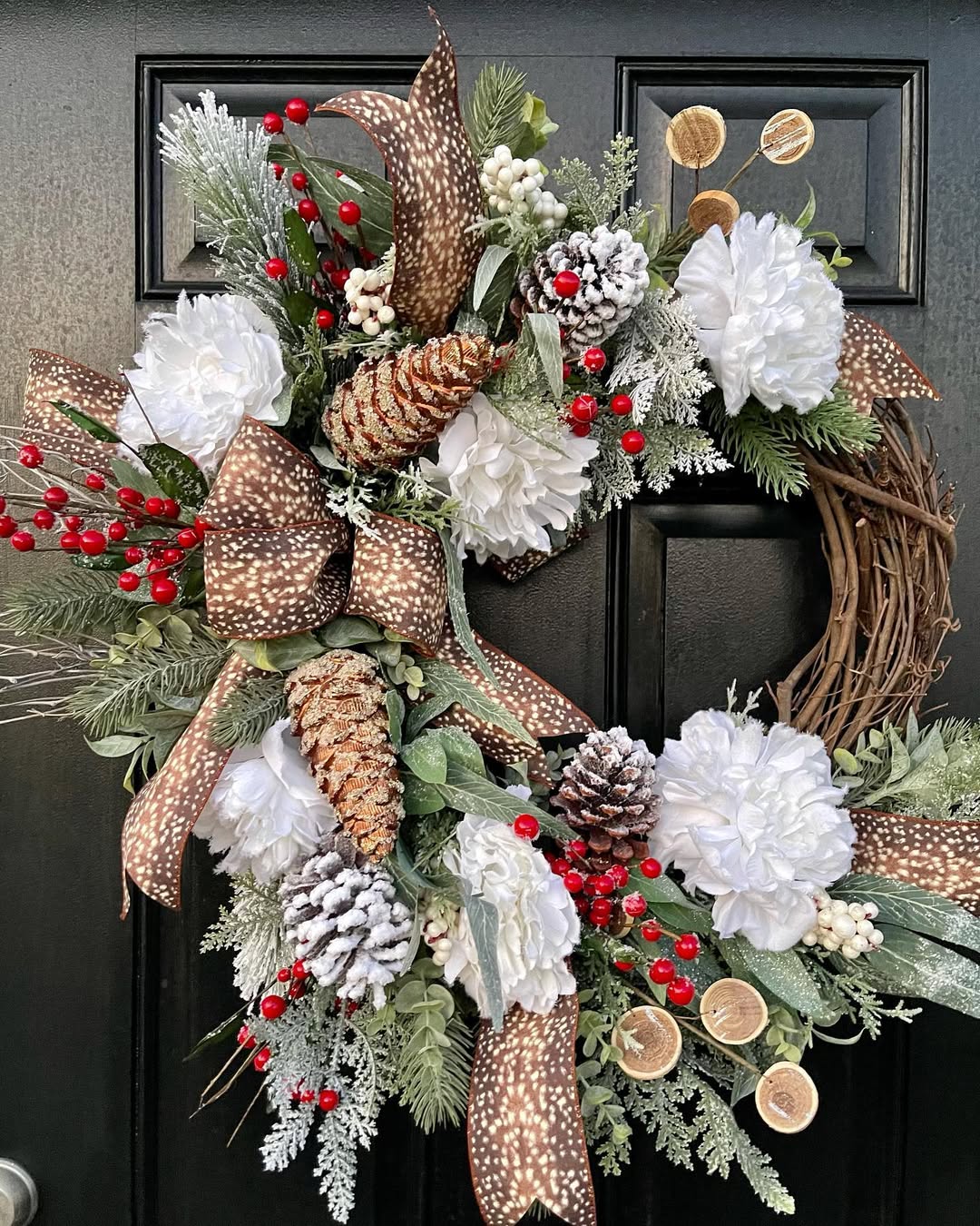 30 Christmas Door Wreath Ideas That Are Too Pretty to Take Down After the Holidays