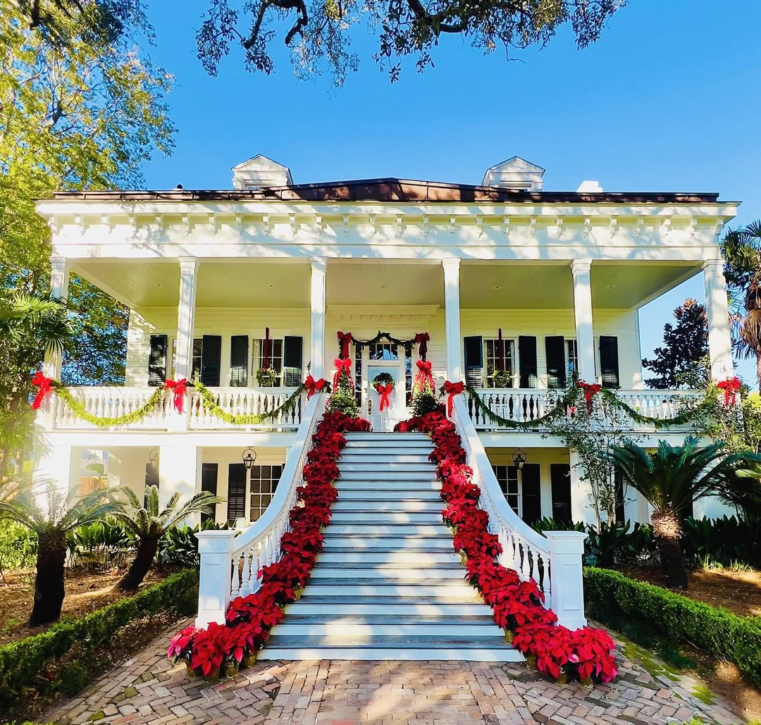 29 Christmas House Exterior Decor Ideas That Bring Big Holiday Energy to Every Corner 29 Christmas House Exterior Decor Ideas That Bring Big Holiday Energy to Every Corner