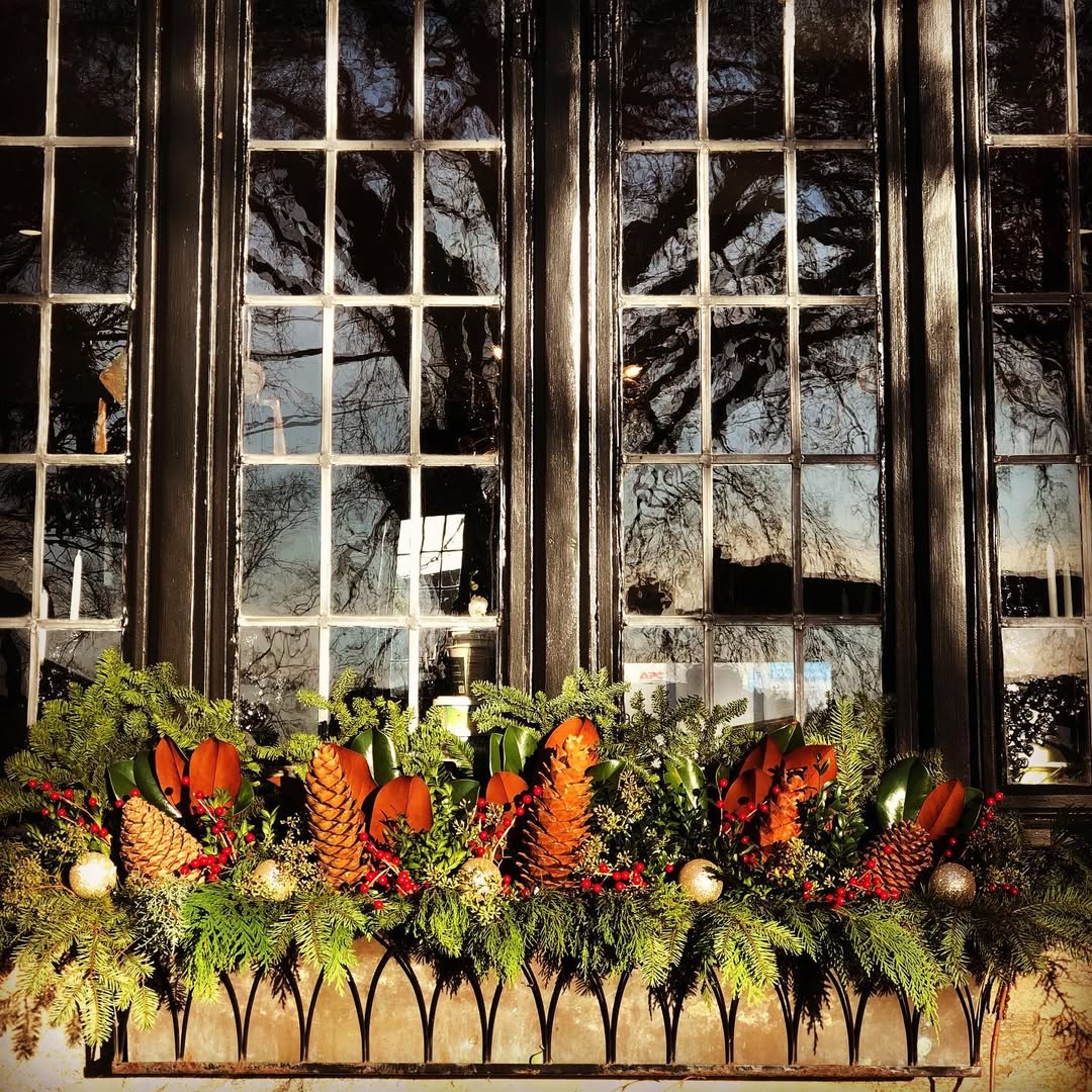 23 Thanksgiving Window Decor Ideas That’ll Be the First Thing Guests Notice