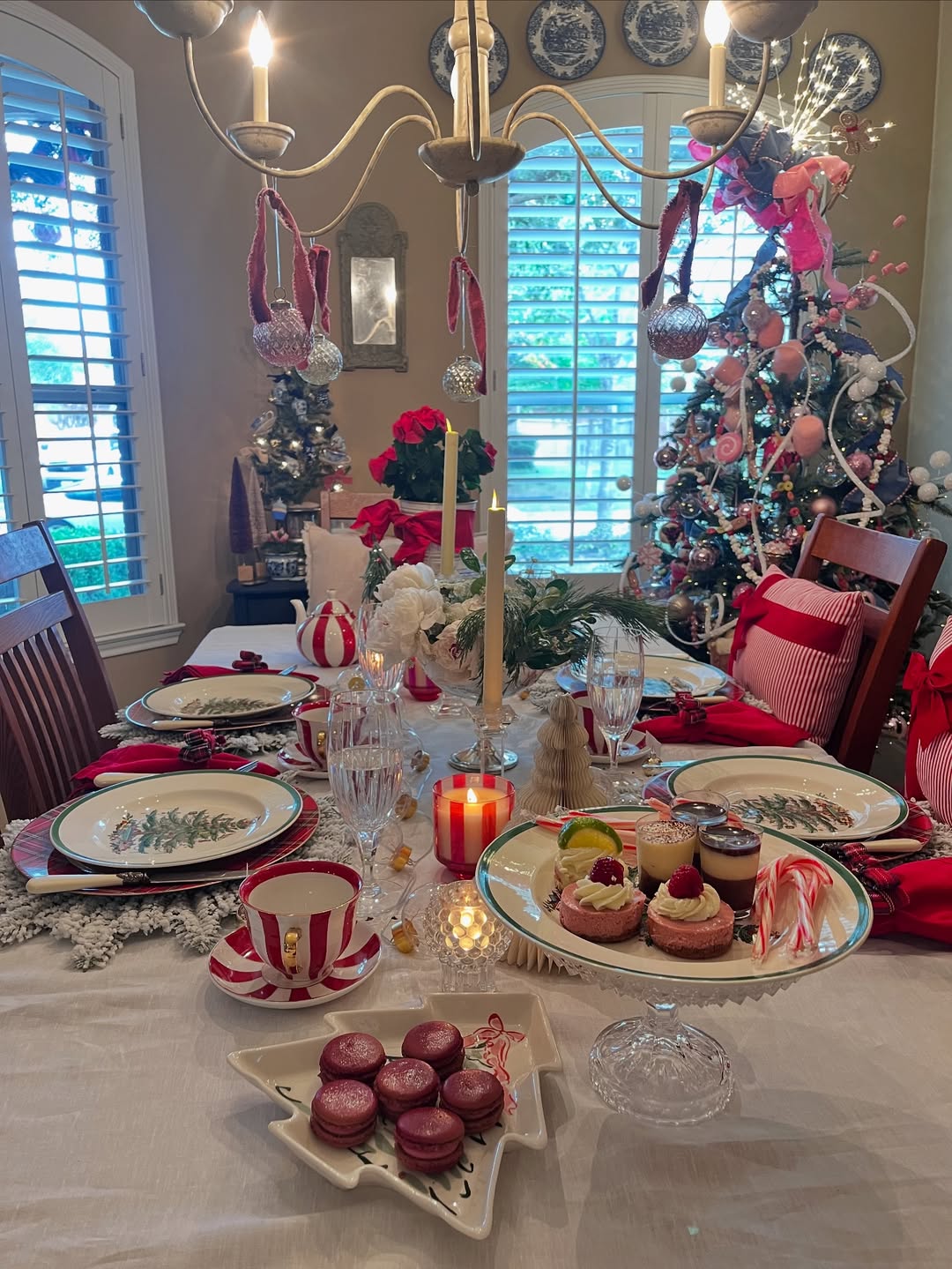 26 Christmas Dining Table Decor Ideas That Instantly Make Guests Feel Welcome 26 Christmas Dining Table Decor Ideas That Instantly Make Guests Feel Welcome