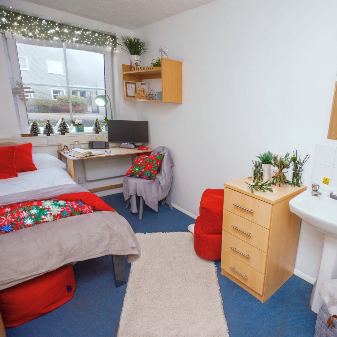 25 Christmas Dorm Decor Ideas Thatโll Make Everyone Want to Hang Out in Your Room 25 Christmas Dorm Decor Ideas Thatโll Make Everyone Want to Hang Out in Your Room
