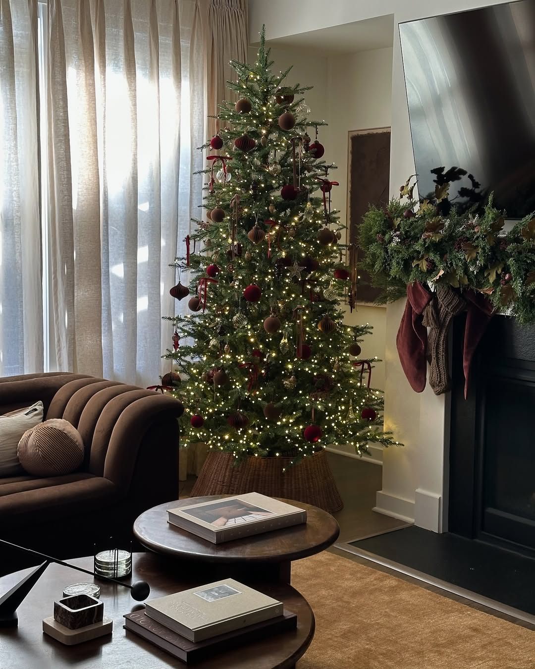 27 Elegant Christmas Decor Ideas Thatโll Make You Rethink Glitter and Garland 27 Elegant Christmas Decor Ideas Thatโll Make You Rethink Glitter and Garland