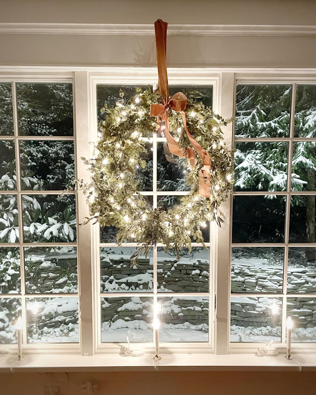 28 Christmas Window Decor Ideas Thatโll Make Your Neighbors Stop and Smile 28 Christmas Window Decor Ideas Thatโll Make Your Neighbors Stop and Smile