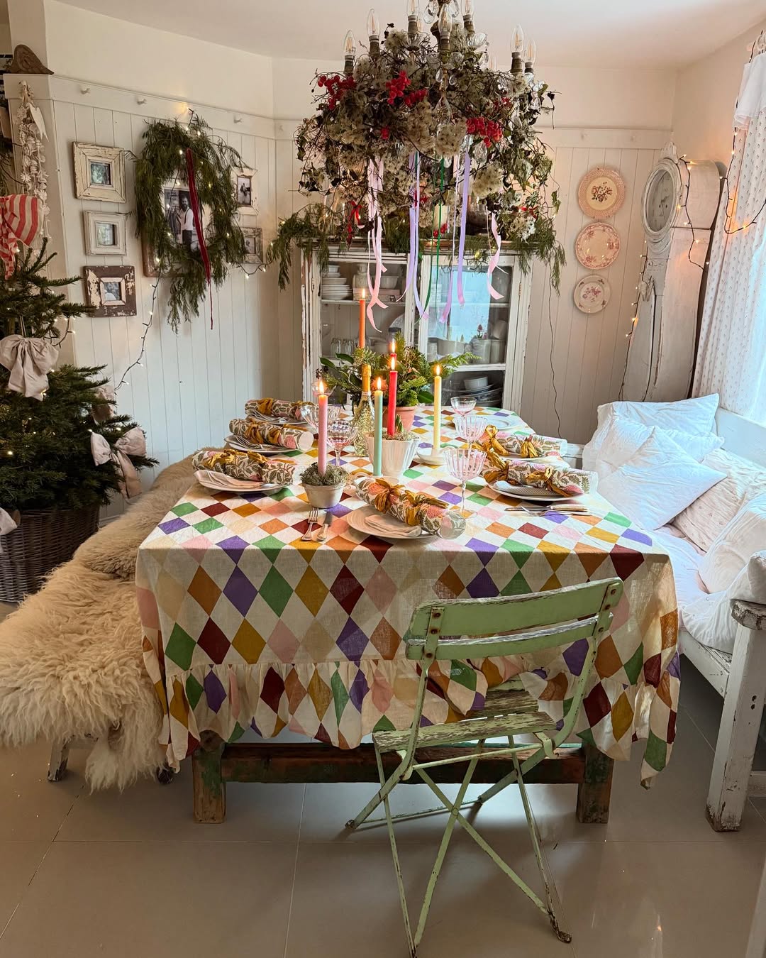 26 Christmas Table Decor Ideas That Instantly Make Your Dinner Feel Magical
