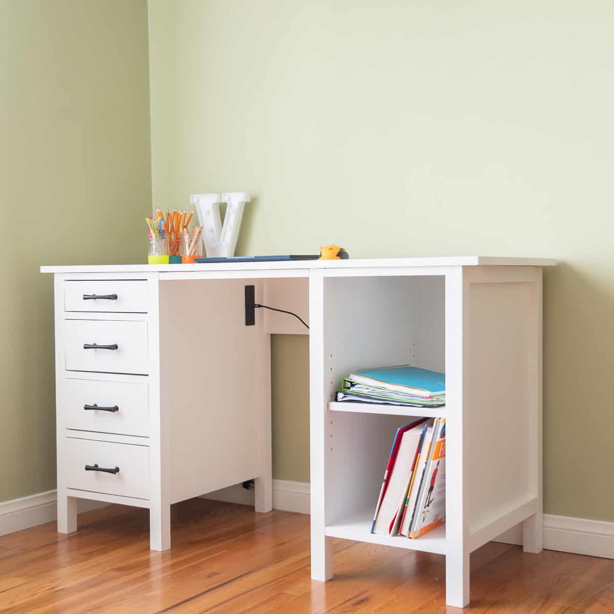 How to Build a DIY Desk With Drawers and Shelves (Beginner Friendly!)