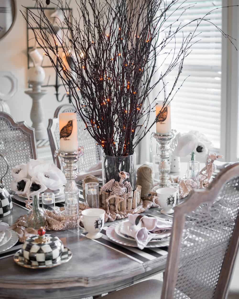 10 Decorating Ideas For A Stunning Halloween Table